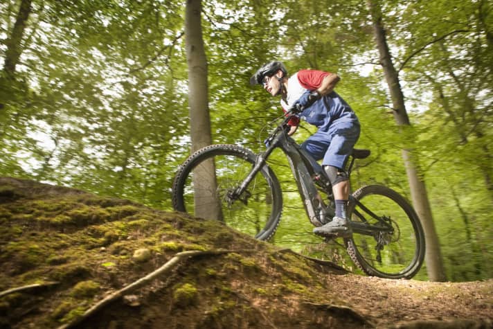   Das Pivot Shuttle Race XT ist bergauf sehr ausgewogen, steigt spät und liefert tolle Traktion. Mit 11-fach und Steps E-7000 braucht man in Steilstücken mehr Kraft.