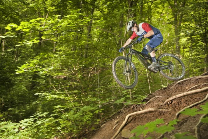   Trailbike mit Endurogenen. Die 140 Millimeter Hub hinten spürt man dank der guten Progression nicht nachteilig. Das Shuttle 29" ist bergab sehr sicher, handlich und hat guten Pop beim Springen.