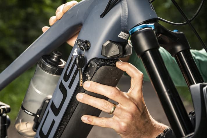   A spring also holds the battery in the frame and enables it to be removed safely and smoothly.