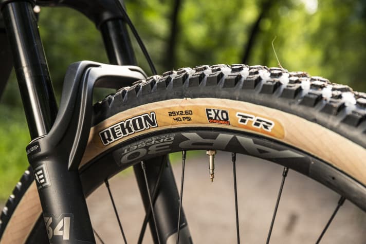   Alle Jam² haben verhältnismäßig schwach profilierte Maxxis Rekon-Reifen an Vorder- wie Hinterrad. An einem rassigen Trail-E-MTB wünschen wir uns etwas mehr Grip und Pannenschutz. 