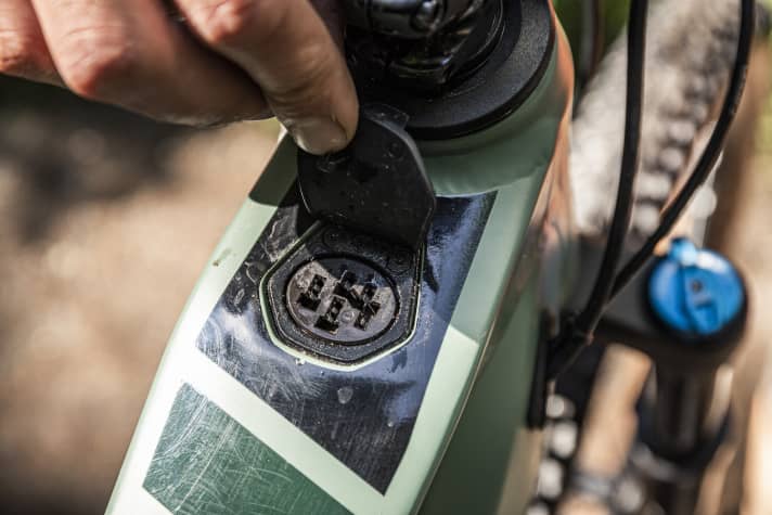   Im Oberrohr sitzt der Ladeport, über den der Akku im Bike geladen werden kann.