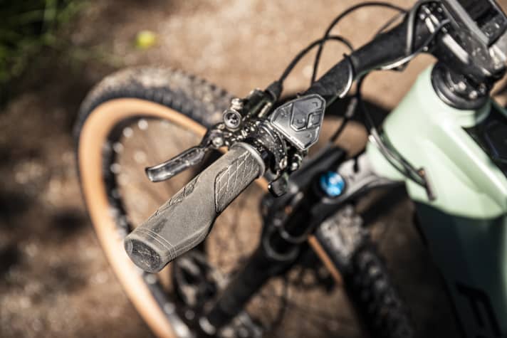   A plus in comfort: the Thron² uses grips designed to relieve the strain on the wrists.