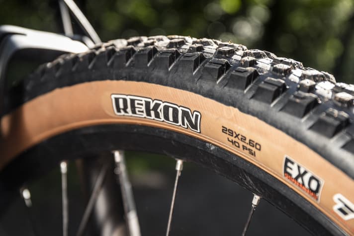   Maxxis' Rekon ist ein guter Allrounder mit guten und ruhigen Rolleigenschaften. Im schwierigen Gelände und bei Nässe bietet er aber nur wenig Reserven. Alle Thron²-Modelle rollen auf Rekons an Vorder- wie Hinterrad.