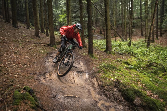   Obwohl es als gemütlicher Tourer ausgelegt wurde, schlägt sich das Thron² auch auf dem Trail beachtlich. Als erstes limitieren die schwach profilierten Reifen das Bike – besonders im Nassen.