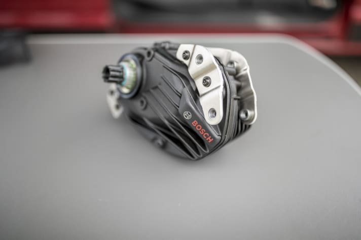   Coole Optik: Der kompakte Motor glänzt mit schicken, seitlichen Kühlrippen. Leider wird er von den meisten Herstellern verkleidet.