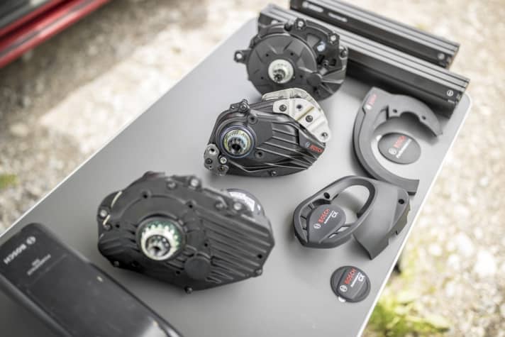   Generation change: Three e-bike drive generations in direct comparison. Below: the Performance CX Gen2 is one kilo heavier and significantly larger than its successor (centre).