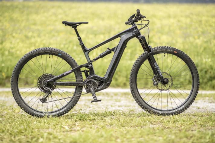   Stylish and powerful: An unlabelled E-MTB was available for us to test.