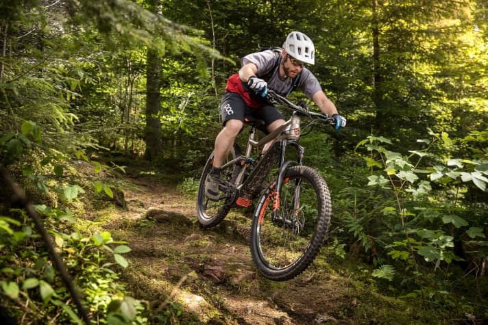   Laufruhe satt, trotz "kleiner" Laufräder. Das No-Pogo E gibt sich komfortabel, bietet aber trotzdem Gegendruck und schlägt auch bei harten Landungen nicht durch.