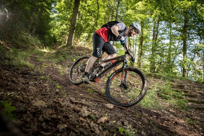  Viel Traktion und auch in engen Kurven ohne großen Lenkeinsatz zu fahren. Das No-Pogo E ist kein Wettkampfenduro und dadurch auch sehr zugänglich. Schnell ist es trotzdem allemal.