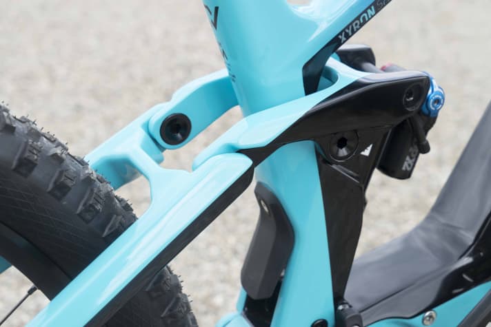  The frame of the Xyron Carbon is made entirely of carbon: main frame, rear triangle, rocker link. That really saves pounds. The bearings of the rocker disappear neatly inside.