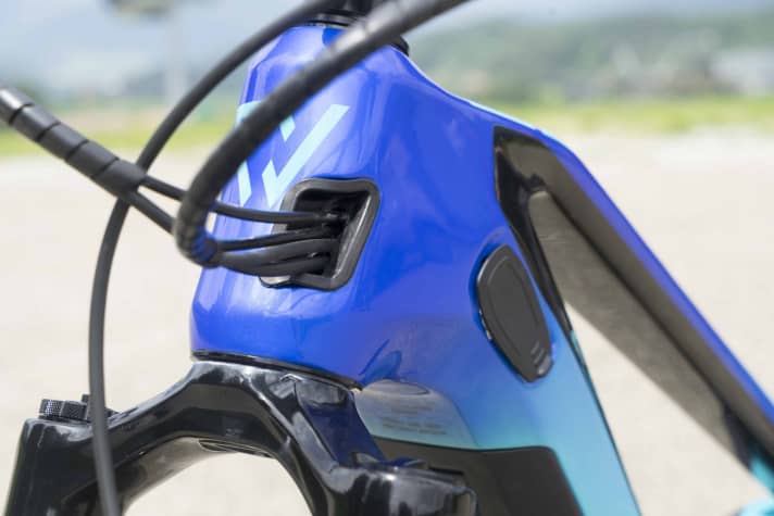  Die Züge laufen allesamt geordnet am Steuerrohr in den Rahmen. Hinter der Gummikappe steckt die Ladevorrichtung, um den großen 625er-Powertube im Bike zu laden.