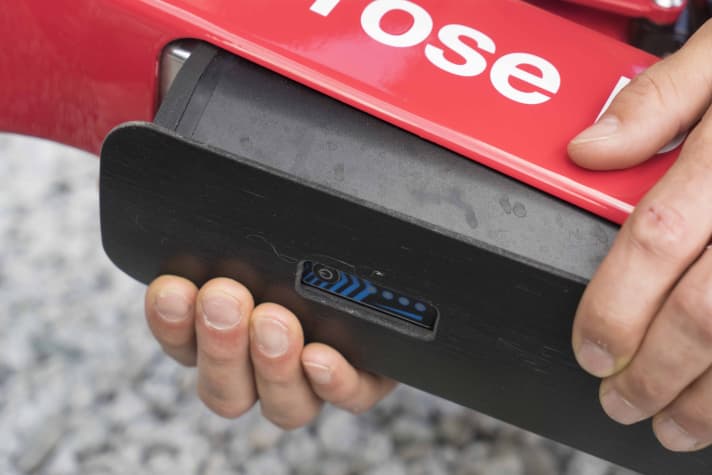   The battery can be removed from the down tube in the classic way.