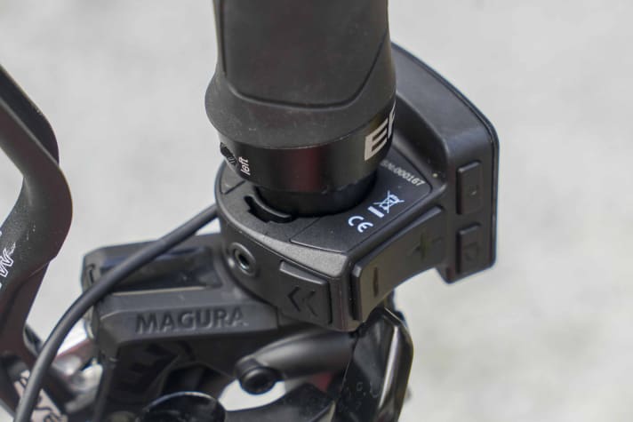   The support levels can be operated as usual with the thumb, the button for the push mode is located underneath.