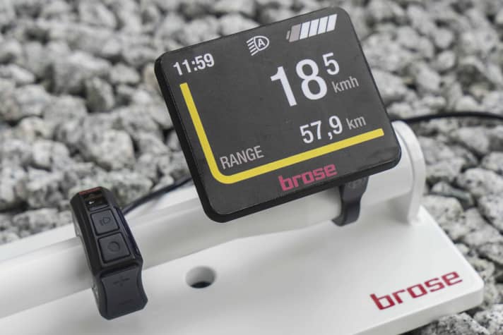   Das Brose Display Central wird immer mit dem Remote kombiniert. Auf einem großen Screen über dem Vorbau ist Platz für eine Fülle an Informationen.