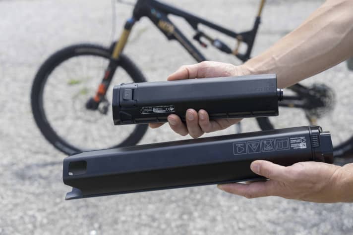   Die Besonderheit des Fazua-Antriebs: Die Einheit aus Motor (unten) und 250-Wh-Akku (oben) kann komplett entnommen werden. So wird das Bike rund drei Kilo leichter und kann auch ohne Motor gefahren werden.