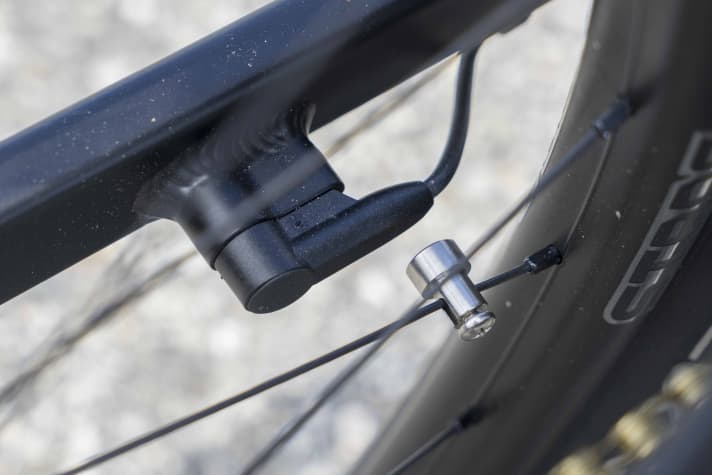   Der Geschwindigkeitssensor sitzt bei Fazua an der Kettenstrebe, der Magnet an der Speiche. Das ist etwas anfälliger als eine integrierte Lösung mit Magnet an der Bremsscheibe.