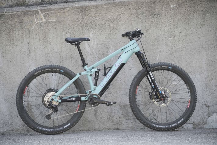   Das Maxx Jinxx ELF bietet 140 Millimeter Federweg, 27,5-Zoll-Laufräder und einen Alu-Rahmen in den Größen XS und S.
