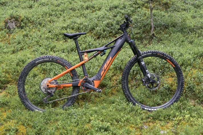   The Macina Kapoho only shares the main frame with the Prowler. However, with 160 millimetres of travel, the Kapoho is more geared towards perfect trail enjoyment than full-on downhill performance.