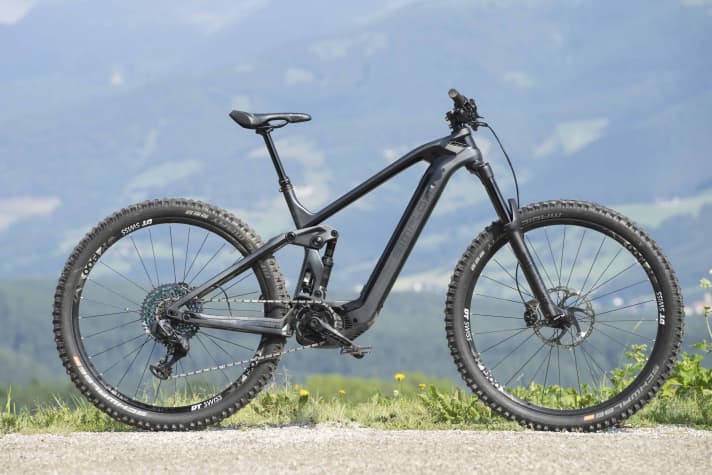  Neuland für Simplon: Mit bis zu 165 Millimeter Federweg am Heck stellt die Race-Schmiede erstmals ein E-Mountainbike mit Enduro-Genen auf die Stollen.