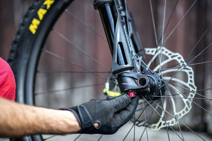   Rebound suspension fork