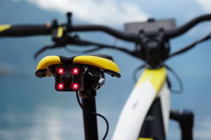   The rear light and rear camera are located under the saddle and ensure permanent visibility. The handlebar remote control can be used to directly access the camera and start recording.