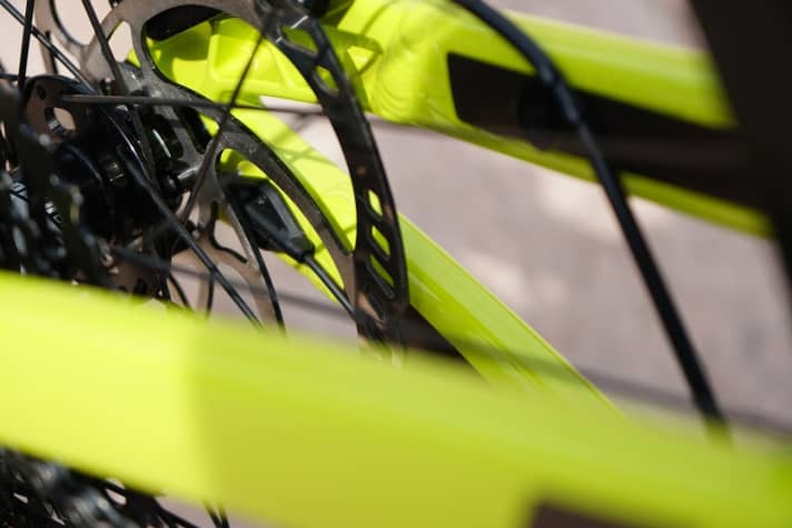   The speed sensor is located at the dropout, the magnet at the brake disc. This eliminates the error-prone spoke magnet.