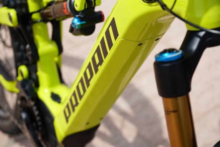   The new Shimano battery sits behind a cover that is elegantly flush with the aluminium frame. Unfortunately, we were not yet allowed to look behind the cover on the pre-production model of the Ekano.