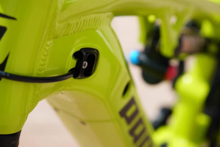   The cable entries for the internal cable routing also serve as ventilation for the battery in the down tube.