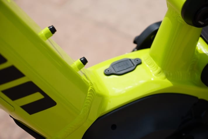   Top for backpack-avoiders or friends of light luggage: there is space for a bottle cage in the frame triangle.