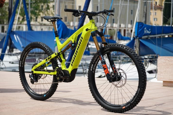   One fully equipped Shorttravel, please: Fox Factory suspension, 27.5 mm wheels, wireless and electronic shifting with Sram AXS, 150 millimetres of travel. This is how Propain presents its first E-MTB at the BIKE Festival in Riva del Garda.