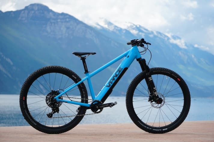 Premiere at the BIKE Festival in Riva on Lake Garda: The 26-inch version of the VPace Emil fits kids from 135 centimetres tall. Special feature: Emil is the first children's e-MTB with a Fazua motor.
