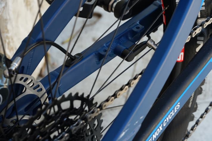   An unserem Testbike war der Speedsensor an der Kettenstrebe verbaut, dazu kommt ein klassischer Speichenmagnet. Künftig soll es auch eine integrerte Version geben, bei der der Magnet an der Bremsscheibe sitzt.