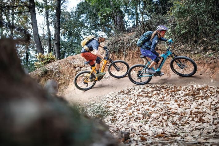   Schotterwege und moderate Trails – hier fühlen sich die E-Hardtails wohl. Wird es zu ruppig, sehnt man sich eine Vollfederung herbei. Im EMTB-Test musste sich das Mondraker gegen elf Konkurrenten beweisen.