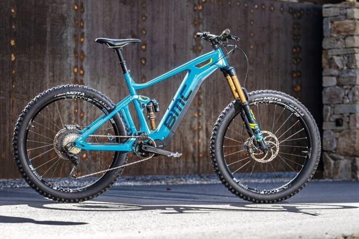   Die Schweizer Schmiede BMC bohrt sein Trailbike Trailfox AMP auf und spendiert dem Carbon-Boliden eine 170er-Federgabel und super robuste Reifen. Ready for Enduro? Wir haben es ausprobiert.