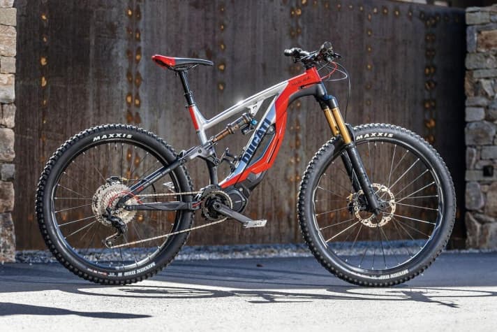   An e-MTB from a motorbike brand? It goes without saying that the Ducati relies on the MX wheel mix with 29-inch front and 27.5+ rear wheels. But how does the speedster perform on the trail?