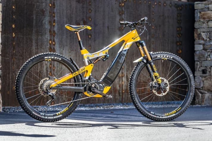   Ein E-MTB der US-Kultmarke Intense klingt für Abfahrtsjünger vielversprechend, denn Intense überzeugt seit Jahrzehnten mit spielerischen Bikes. Aber wie ist der erste Wurf mit Motor gelungen? Wir haben das leichte Vollcarbon-Geschoss in Labor und Praxis getestet.