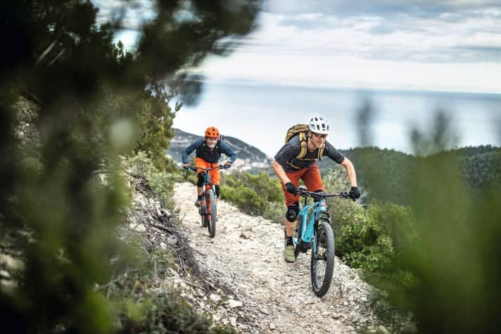   Test course with a sea view? Not quite. Finale Ligure served us primarily as a photo location. We tested the bikes at home, south of Munich.