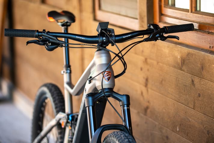   Wide handlebars, newly designed logo. The No-Pogo E leaves no doubt as to what it is built for. As with all Centurion e-bikes, the maximum system weight is now a hefty 150 kilograms.