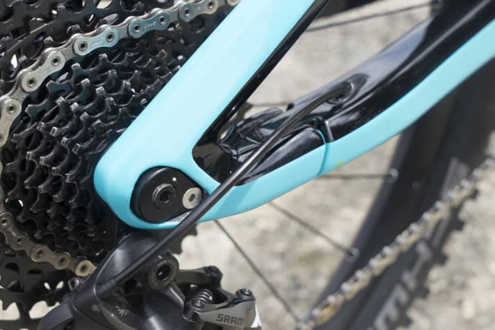   The gear cable runs far back inside the frame, giving it a tidy appearance.