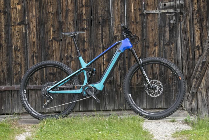   The Xyron Carbon show bike that was presented to us does not correspond to the standard equipment. Nevertheless, the weight of 21.5 kilos with solid tyres, a large battery and no special lightweight parts surprised us positively.