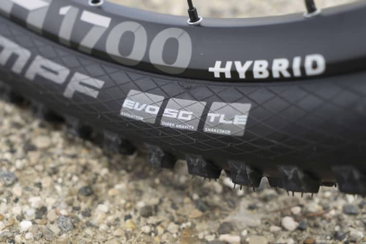   Das vorgestellte Showbike kommt am Hinterreifen mit solider Supergravity-Karkasse für guten Pannenschutz. Das soll auch in Serie so bleiben.