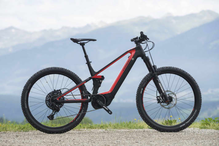   The Conway Xyron 327 comes with an aluminium frame and will change hands for 4200 euros. It is the cheapest model with a 625 watt-hour Powertube battery.
