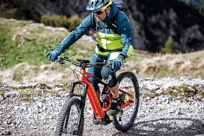    Stay relaxed: this is especially true when crossing gravel. If you are too tense, you will quickly get out of your lane. Consciously keep the handlebars loose. This feels a little unfamiliar, but helps you to navigate safely through the gravel when the front wheel is floating.