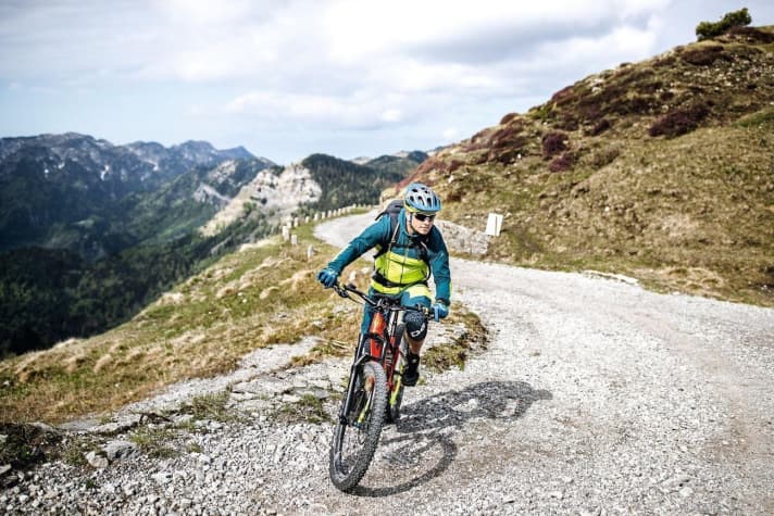   Vorausschauend fahren: Egal, ob rauf oder runter – eine perfekte Linienwahl erfordert immer eine vorausschauende Fahrweise. Der Blick zielt nicht vors Vorderrad, sondern möglichst weit nach vorne – so erkennen Sie frühzeitig tiefen Schotter, aber auch, wann Sie in die Kurve einlenken und wieder hinaussteuern müssen.
