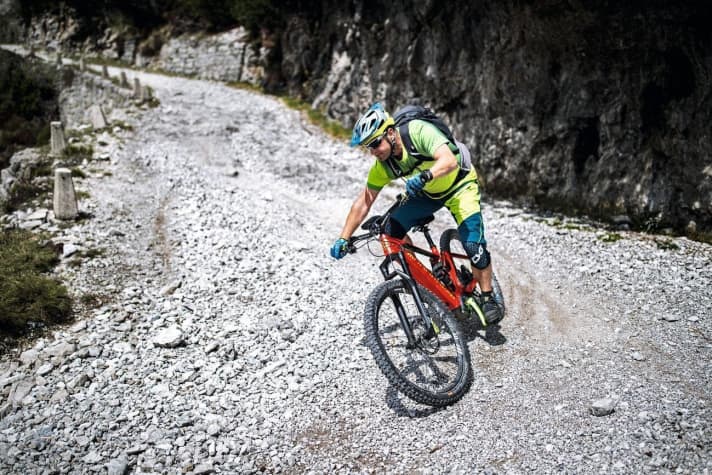   Schotterkurve bergab