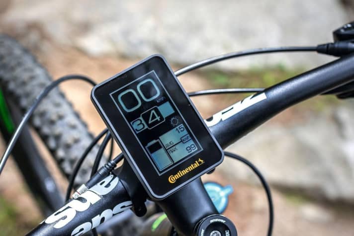   Volle Info: Das große Technibike-Display ist gut ablesbar, Bluetooth-fähig und übersichtlich. Es bietet viele Fahrradcomputerfunktionen; sitzt aber recht exponiert über dem Vorbau.