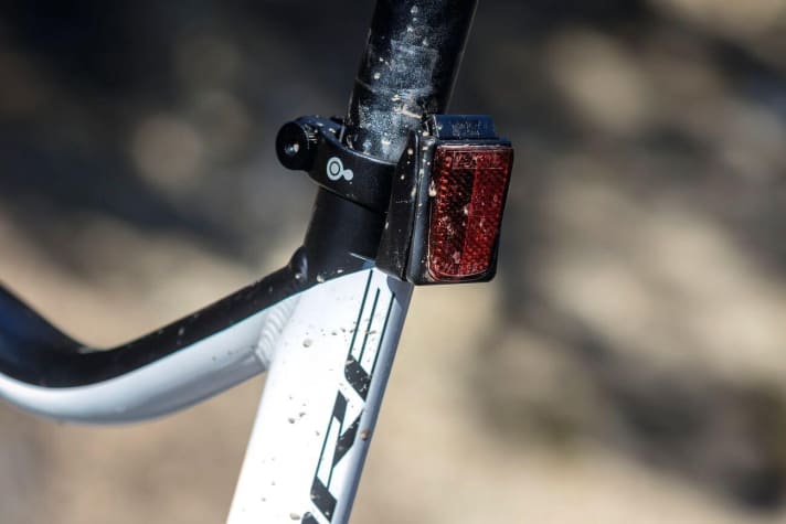   Ungewöhnlich: Mittels Monkey Link hängen am Bulls Reflektoren. Wir waren positiv überrascht, dass die Magnetverbindung selbst in ruppigsten Trail-Passagen und bei Highspeed dem Gerumpel standhielt.