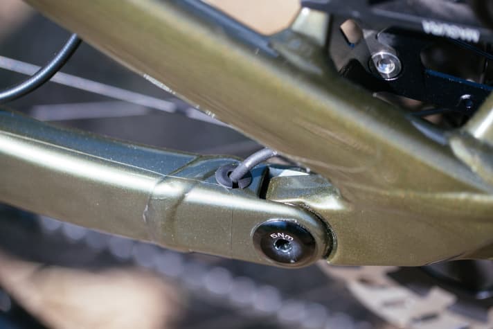   The speed sensor is integrated and protected in the dropout.