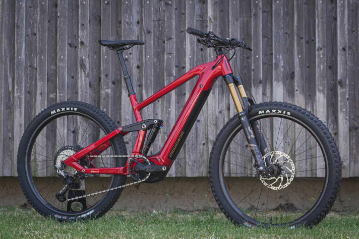  With 150 millimetres of travel, the Samedi 27 Trail 10 is Moustache's top-of-the-range all-mountain bike. Fox Factory forks, Shimano XTR gears and a 625 watt-hour battery are available for 6999 euros.