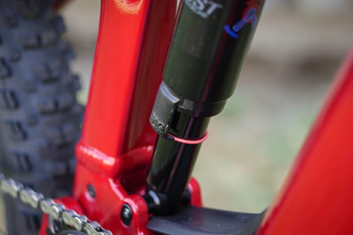   The SAG indicator on the in-house Moustache damper helps you to adjust the basic setup.